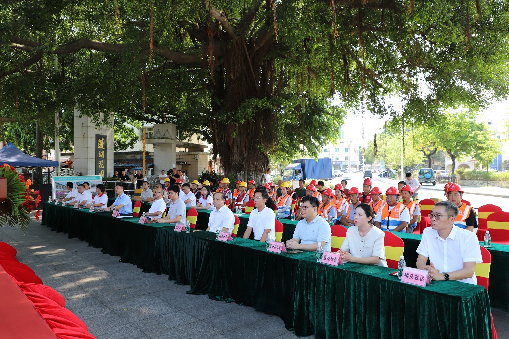 携手央企，共绘“百千万工程”新画卷 | 东莞建工集团助力桥头镇工业路房屋外立面提升样板项目开工仪式圆满举行(图1)