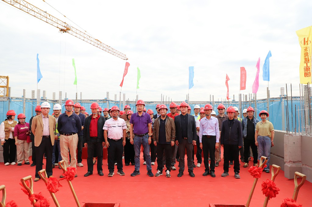 匠心筑就品质，共鉴美好新篇丨热烈祝贺上群花园二期项目喜封金顶(图1)